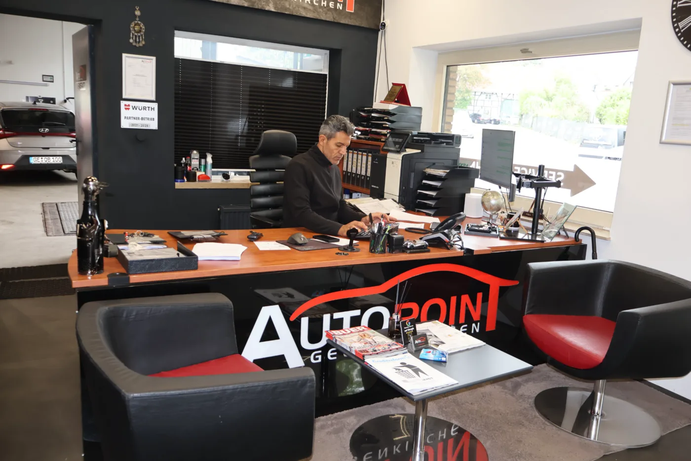 Adem Topcu am Empfang von AutoPoint Gelsenkirchen