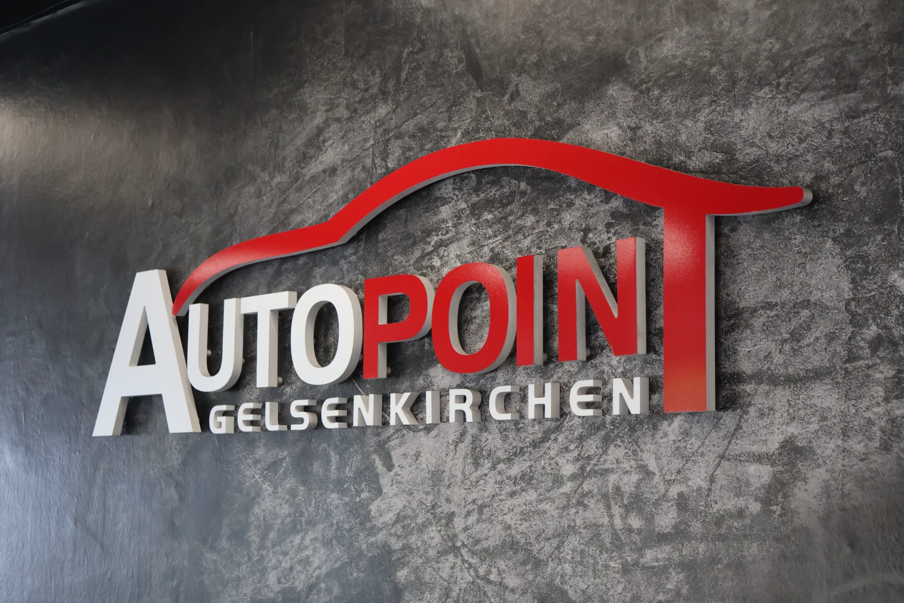 AutoPoint Gelsenkirchen Schriftzug an der Wand im Empfang